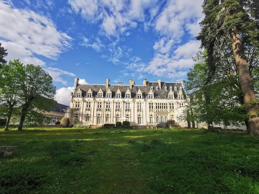 Grand Familial Dans Chateau Neo-gothique