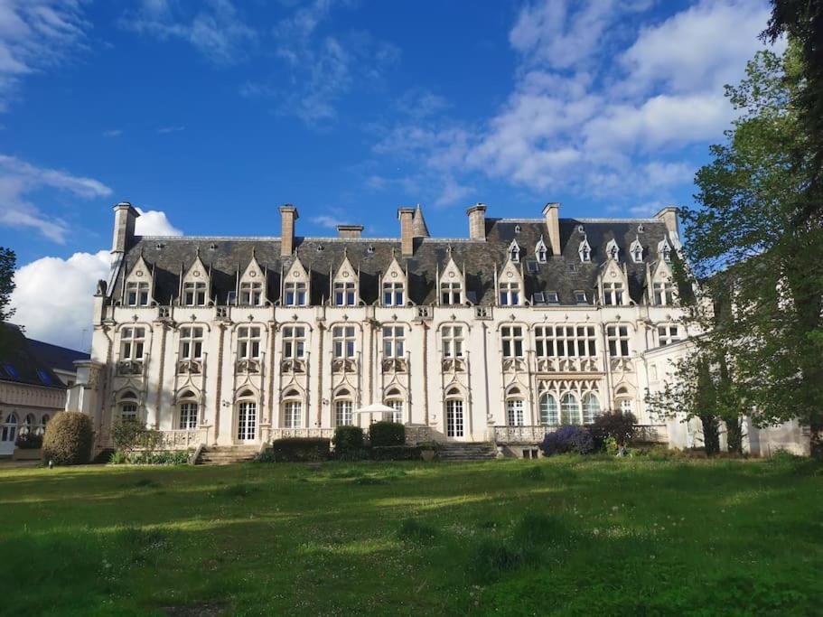 Grand Familial Dans Chateau Neo-gothique Appartement Orléans