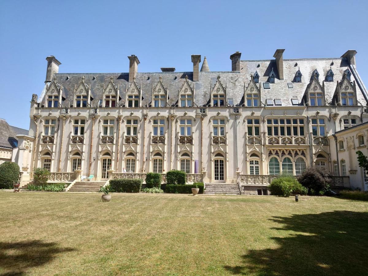Grand Familial Dans Chateau Neo-gothique * Orléans