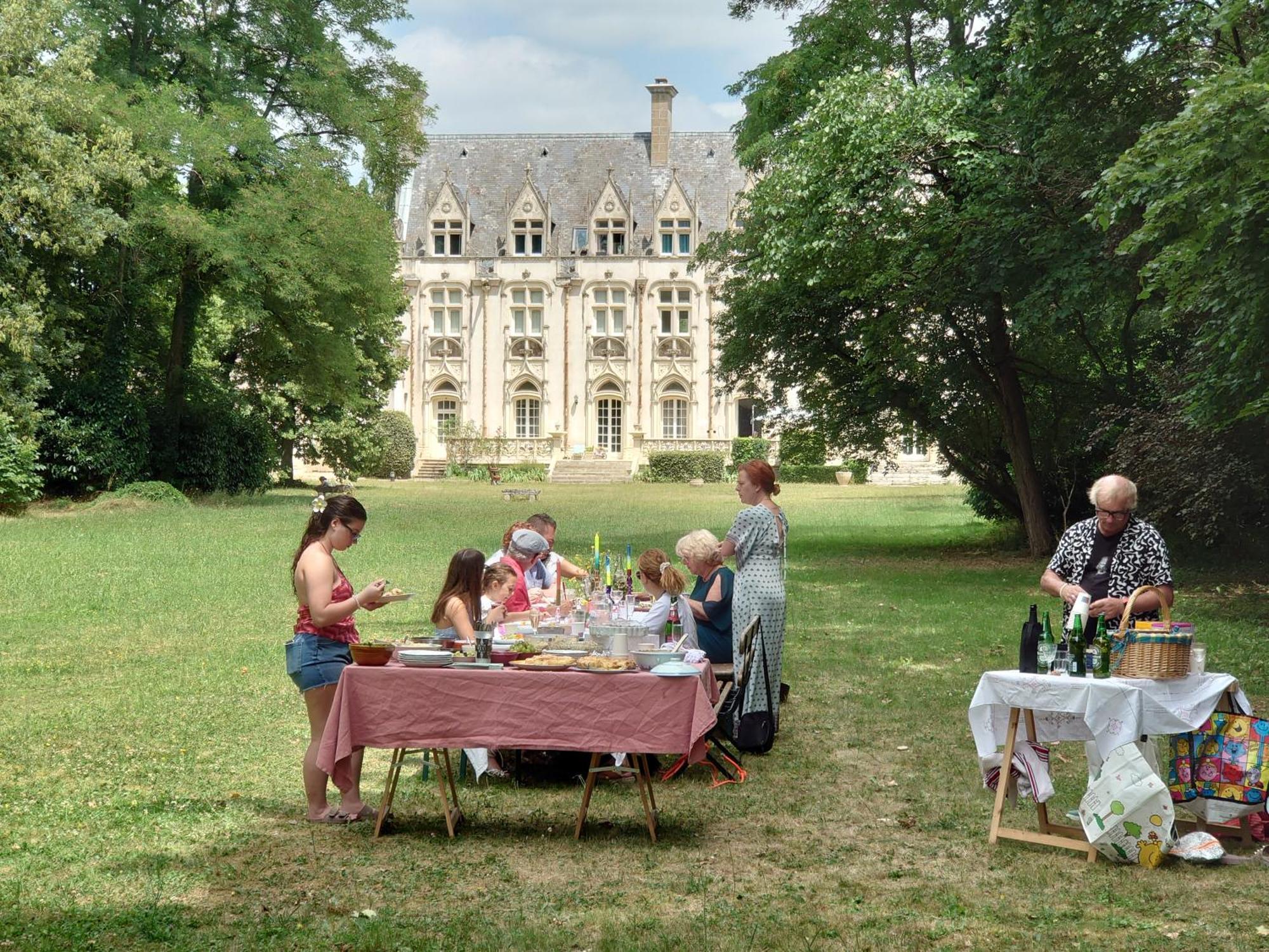 Grand Familial Dans Chateau Neo-gothique * Orléans