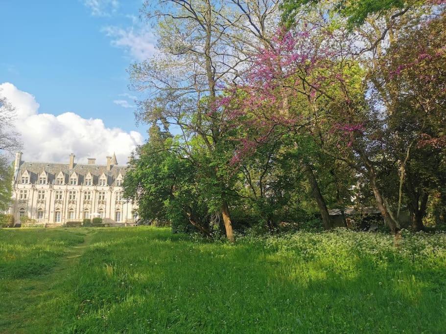 Grand Familial Dans Chateau Neo-gothique Orléans